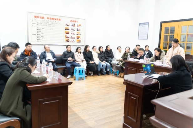 辩论场外风刀霜剑，辩论场内唇枪舌战
